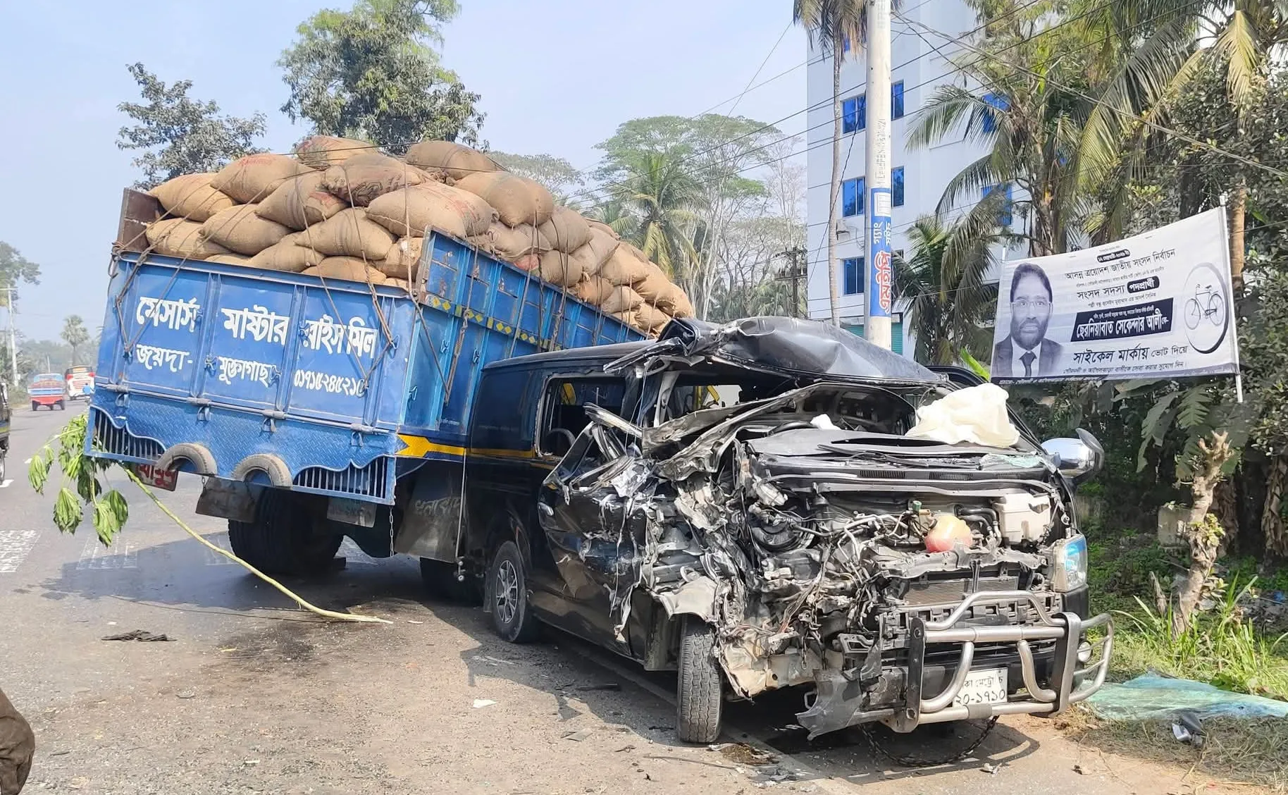 বরিশালে মাইক্রোবাস ট্রাক মুখোমুখি সংঘর্ষে আহত ১১